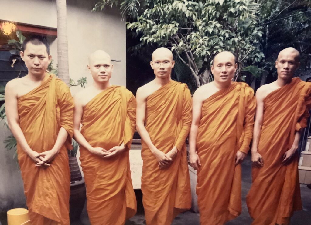 พระอาจารย์เทอด ญาณวชิโร (อดีต พระราชกิจจาภรณ์ ) กับคณะสงฆ์ วัดสระเกศ ราชวรมหาวิหาร ที่คณะ ๗ เมื่อครั้งดำรงสมณศักดิ์ที่ พระครูปลัดสุวัฒนธีคุณ