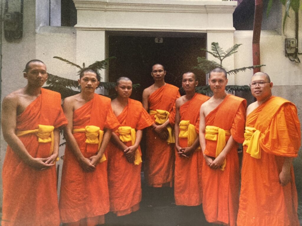 พระอาจารย์เทอด ญาณวชิโร (อดีตพระราชกิจจาภรณ์) เมื่อครั้งยังดำรงสมณศักดิ์ พระครูปลัดสุวัฒนธีรคุณ และคณะสงฆ์ คณะ ๗ วัดสระเกศ ราชวรมหาวิหาร