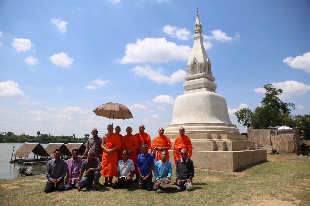 พระอาจารย์เทอด ญาณวชิโร (อดีตพระราชกิจจาภรณ์) และ พระมหาปฐมพงศ์ ญาณวํโส กับ คณะสงฆ์และชาวบ้านที่พระเจดีย์กลางน้ำ บ้านปากน้ำ บุ่งสระพัง จังหวัดอุบลราชธานี (ภาพในอดีต)