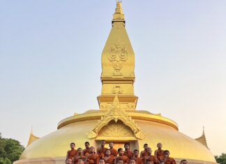 “ให้ทาน ให้ธรรม กตัญญุตา”สามเณรพุทธศากยบุตร “ฮ่มธรรม ฮ่องคำอิสาน” สร้างบารมีน้อมถวายเป็นพุทธบูชา มอบข้าวสารอาหารแห้งผู้ยากไร้ หน้าพระธาตุเกษแก้ว หลวงปู่ชา สุภัทโท ณ วัดป่าหนองหวาย จังหวัดศรีสะเกษ
