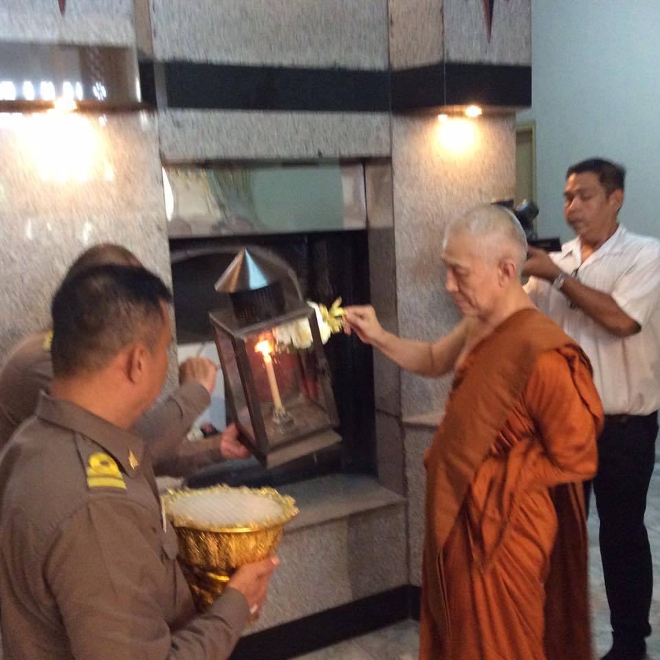 พระราชวชิรธรรมาจารย์ (พระอาจารย์สุธรรม สุธัมโม) กราบขอบพระคุณเพจ ธรรมาศรมธรรมมาตา