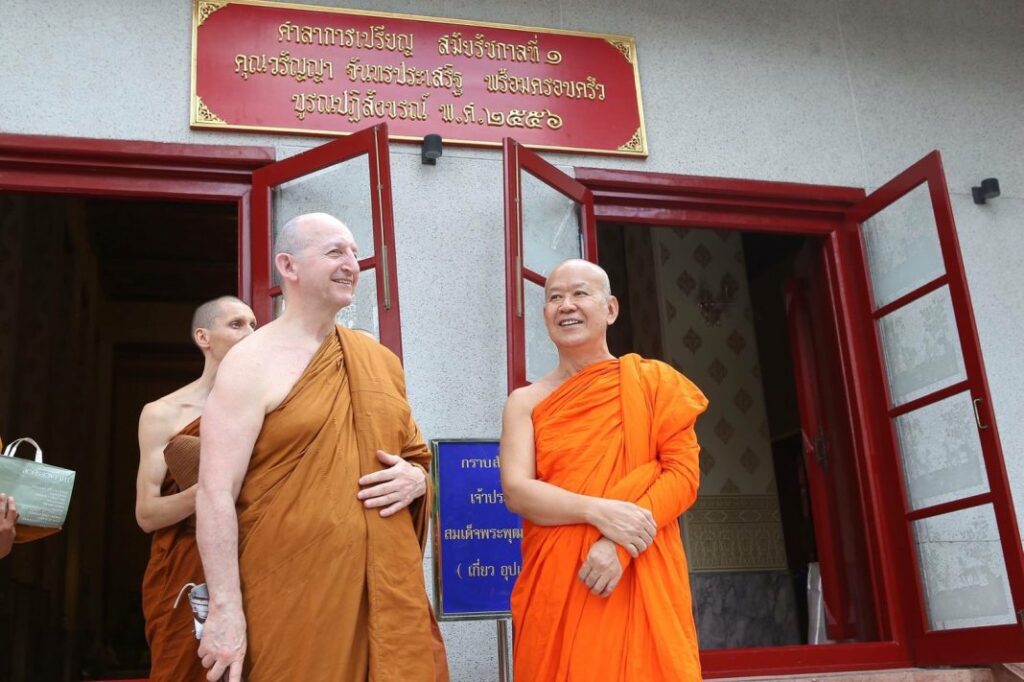 พระราชพุทธิวรคุณ (เจเรมี ชาร์ลี จูเลียน อมโร) เจ้าอาวาสวัดอมราวดี ประเทศอังกฤษ
เมื่อครั้งดำรงสมณศักดิ์ พระวิเทศพุทธิคุณ (พระอาจารย์อมโร)
และ พระพรหมสิทธิ (ธงชัย สุขญาโณ ) : ภาพในอดีต
กราบขอบพระคุณ ภาพจากสำนักงานส่งเสริมคุณธรรม จริยธรรม และความมั่นคงแห่งสถาบันชาติ พระศาสนา พระมหากษัติย์ วัดสระเกศฯ