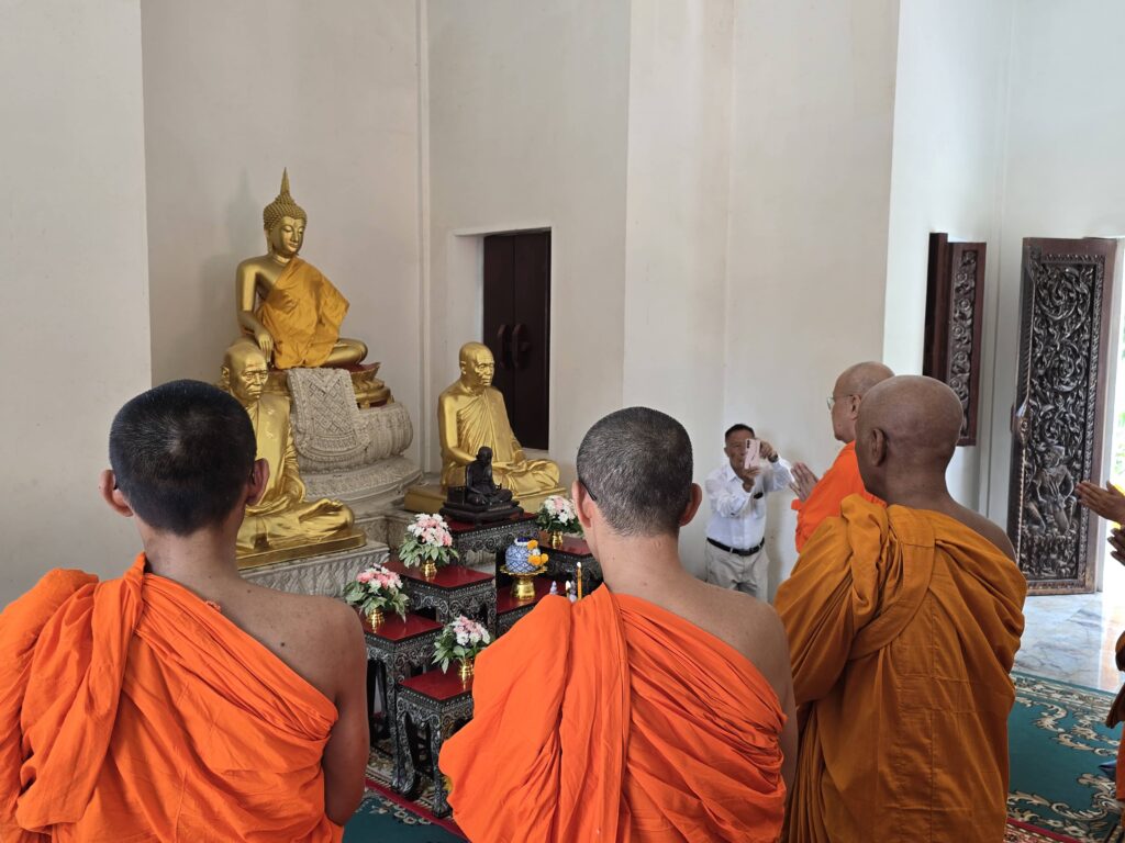  รูปเหมือนหลวงพ่อพริ้ง พระครูอรุณกิจโกศล (พริ้ง โกสโล) ณ วัดแจ้ง เกาะสมุย จังหวัดสุราษฎร์ธานี 
ซึ่งเป็นพระอาจารย์ของเจ้าประคุณสมเด็จพระพุฒาจารย์ และ พระมงคลทีปาจารย์ 
สหธรรมิกที่ปฏิบัติธรรมร่วมกับเจ้าประคุณสมเด็จพระพุฒาจารย์ ขณะเป็นสามเณรอยู่วัดแจ้ง เกาะสมุย