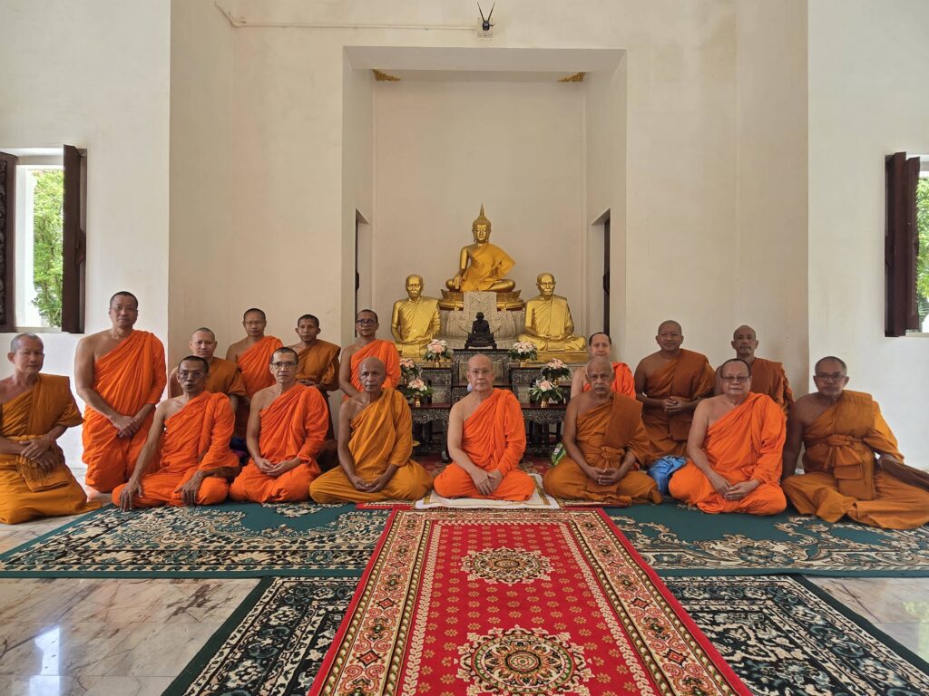 พระเดชพระคุณพระพรหมสิทธิ เจ้าอาวาสวัดสระเกศ ราชวรมหาวิหาร กรรมการมหาเถรสมาคม  และคณะสงฆ์ 
สักการะ รูปเหมือนหลวงพ่อพริ้ง พระครูอรุณกิจโกศล (พริ้ง โกสโล) ณ วัดแจ้ง  เกาะสมุย จังหวัดสุราษฎร์ธานี 
ซึ่งเป็นพระอาจารย์ของเจ้าประคุณสมเด็จพระพุฒาจารย์ และ พระมงคลทีปาจารย์ 
สหธรรมิกที่ปฏิบัติธรรมร่วมกับเจ้าประคุณสมเด็จพระพุฒาจารย์ ขณะเป็นสามเณรอยู่วัดแจ้ง เกาะสมุย 
ในโอกาสเดินทางไปเป็นประธานประกอบพิธีลงไม้มงคล “อาคารพิพิธภัณฑ์ชาติภูมิ” 
สมเด็จพระพุฒาจารย์ (เกี่ยว อุปเสณมหาเถระ)
ณ บ้านเฉวง ตำบลบ่อผุด อำเภอเกาะสมุย จังหวัดสุราษฎร์ธานี 
ซึ่งเป็นบ้านเกิดเจ้าประคุณสมเด็จฯ ในวันพฤหัสบดี ที่ ๓ เดือน ตุลาคม พุทธศักราช ๒๕๖๗