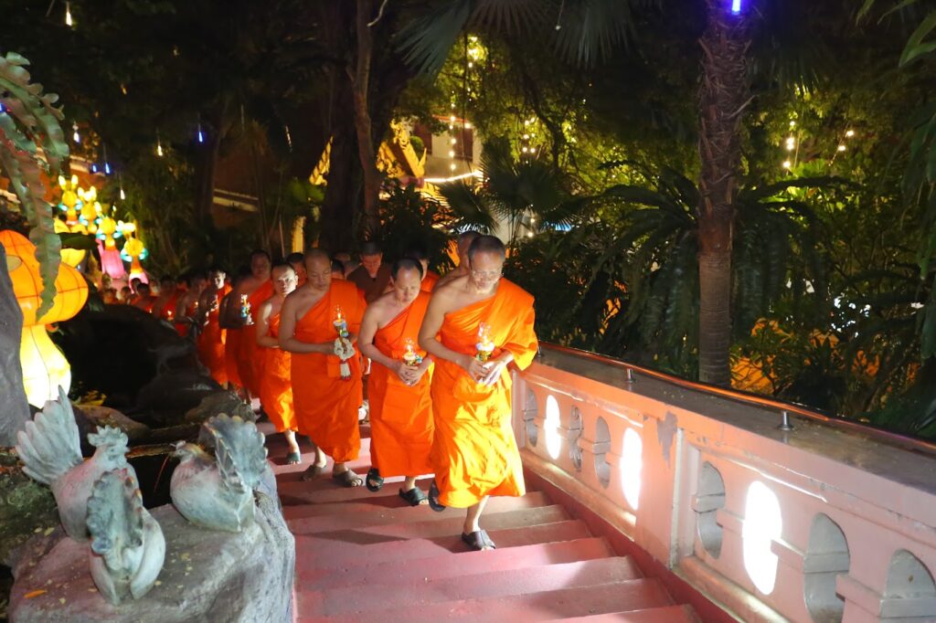 ภาพเดินจงกรม ขึ้นภูเขาทอง ในงานสวดมนต์ข้ามปี พุทธศักราช ๒๕๖๙ วัดสระเกศ ราชวรมหาวิหาร