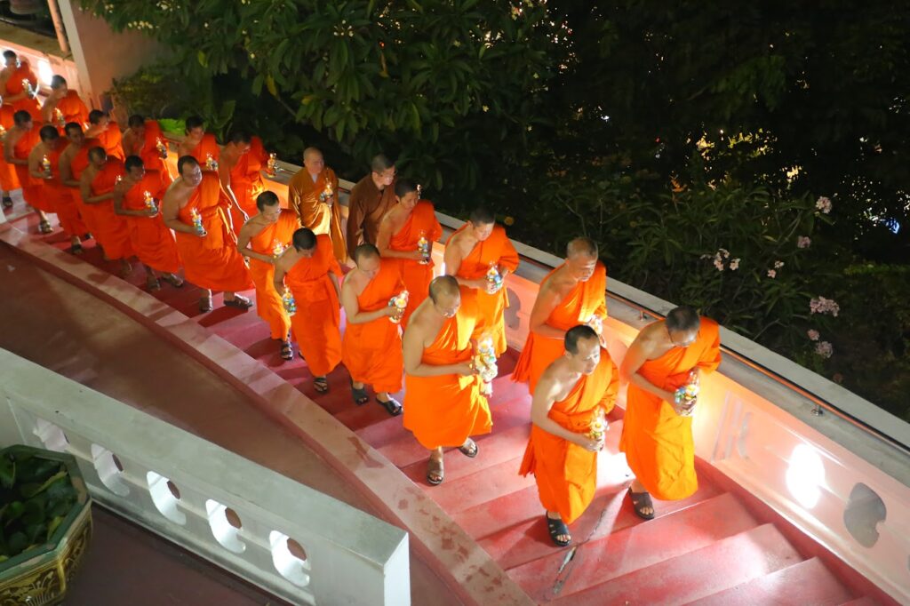 ภาพเดินจงกรม ขึ้นภูเขาทอง ในงานสวดมนต์ข้ามปี พุทธศักราช ๒๕๖๙ วัดสระเกศ ราชวรมหาวิหาร