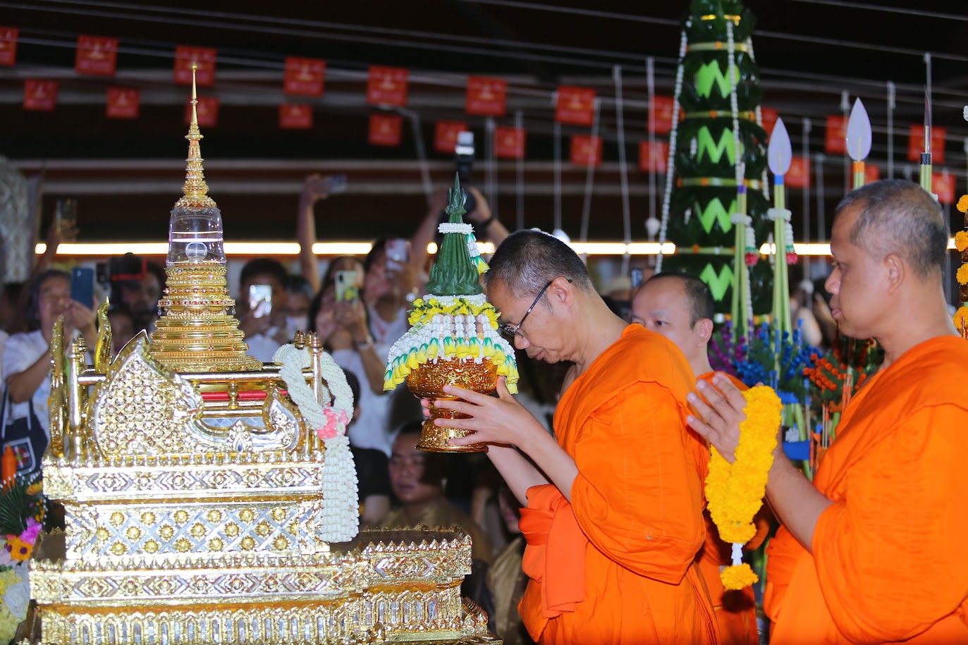 อัญเชิญพระบรมสารีริกธาตุ พระพุทธเจ้าจากภูเขาทองมาประดิษฐานชั่วคราว ณ บุษบก หน้าพระอุโบสถ วัดสระเกศ ราชวรมหาวิหาร
ในวันสวดมนต์ข้ามปี ๓๑ ธันวาคม พุทธศักราช ๒๕๖๘ - ๑ มกราคม พุทธศักราช ๒๕๖๙