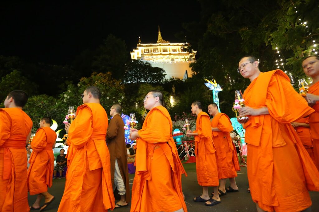ภาพเดินจงกรม ขึ้นภูเขาทอง ในงานสวดมนต์ข้ามปี พุทธศักราช ๒๕๖๙ วัดสระเกศ ราชวรมหาวิหาร
