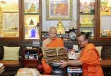“เส้นทางชีวิตของบุคคลผู้หนึ่ง กว่าจะก้าวไปสู่ความเป็นหนึ่งในโลก ไม่ใช่เรื่องง่าย…” พระเดชพระคุณพระพรหมสิทธิ เมตตามอบผ้าไตรจีวรและอัฐบริขารสำหรับเดินธุดงค์ แก่พระมหาสิทธิชัย สิทฺธิญาโณ ประธานโครงการบรรพชาพุทธศากยบุตร