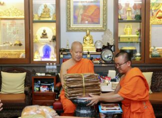 “เส้นทางชีวิตของบุคคลผู้หนึ่ง กว่าจะก้าวไปสู่ความเป็นหนึ่งในโลก ไม่ใช่เรื่องง่าย…” พระเดชพระคุณพระพรหมสิทธิ เมตตามอบผ้าไตรจีวรและอัฐบริขารสำหรับเดินธุดงค์ แก่พระมหาสิทธิชัย สิทฺธิญาโณ ประธานโครงการบรรพชาพุทธศากยบุตร