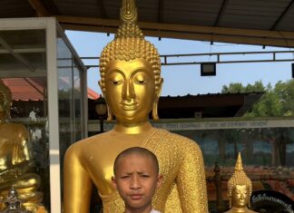 “กตัญญูกตเวทิตา” นาคน้อยจากวัดธาตุสุนทร จังหวัดร้อยเอ็ด เตรียมความพร้อมเดินทางไปสมทบ เพื่อร่วมบรรพชา สามเณรพุทธศากยบุตร ตามรอย ทศชาติ ปณิธานมหาบุรุษไม่เปลี่ยนแปลง ถวายเป็นพระราชกุศลแด่สมเด็จพระนางเจ้าสิริกิติ์ พระบรมราชินีนาถ พระบรมราชชนนีพันปีหลวง ณ พุทธสถานฮ่องธรรม ฮ่องคำอีสาน จังหวัดศรีสะเกษ ๒๖ มีนาคม พุทธศักราช ๒๕๖๙