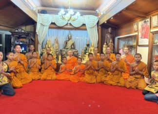 สามเณรพุทธศากยบุตร ฮ่องธรรม ฮ่องคำอีสาน กราบถวายสักการะท่านอาจารย์เจ้าคุณ พระราชกิจจาภรณ์ ก่อนเดินทางเข้าสำนักเรียน ศึกษาต่อ หลังจบโครงการฯ