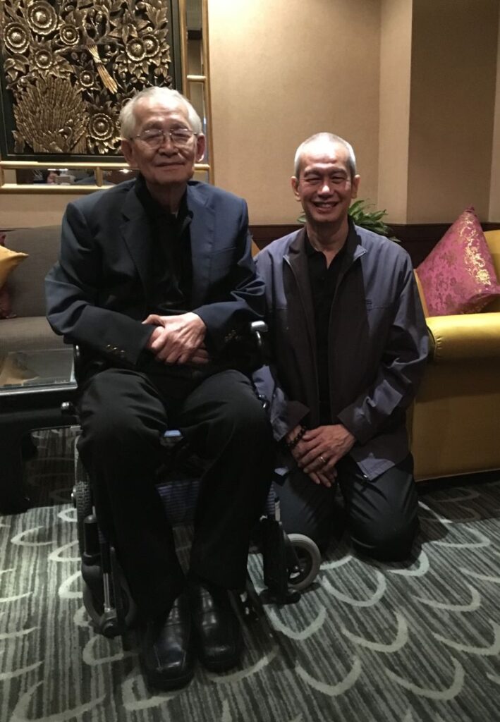 อาจารย์สมพร เทพสิทธา และ คุณนพพร เทพสิทธา : ภาพถ่ายโดย มนสิกุล โอวาทเภสัชช์