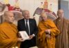 ลีซองดร์ เซ. เซไรดารีส ผู้ประพันธ์หนังสือเกี่ยวกับ พระราชประวัติในหลวงรัชกาลที่ ๙ ถวายหนังสือแด่ พระพรหมสิทธิ ประธานและผู้นำคณะสงฆ์นานาชาติ ประดิษฐานคัมภีร์พุทธศาสนา ในวันวิสาขบูชา ณ องค์การสหประชาชาติ นครเจนีวา ประเทศสวิตเซอร์แลนด์