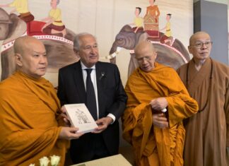 ลีซองดร์ เซ. เซไรดารีส ผู้ประพันธ์หนังสือเกี่ยวกับ พระราชประวัติในหลวงรัชกาลที่ ๙ ถวายหนังสือแด่ พระพรหมสิทธิ ประธานและผู้นำคณะสงฆ์นานาชาติ ประดิษฐานคัมภีร์พุทธศาสนา ในวันวิสาขบูชา ณ องค์การสหประชาชาติ นครเจนีวา ประเทศสวิตเซอร์แลนด์