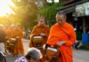 มโนปณิธาน พระราชกิจจาภรณ์ (เทอด ญาณวชิโร) ตอนที่ ๙๐ “แสงแรกแห่งอรุณ กับ รอยยิ้มแห่งความปีติ” ชาวบ้านใส่บาตรยามเช้า ณ บ้านปากน้ำบุ่งสระพัง จังหวัดอุบลราชธานี
