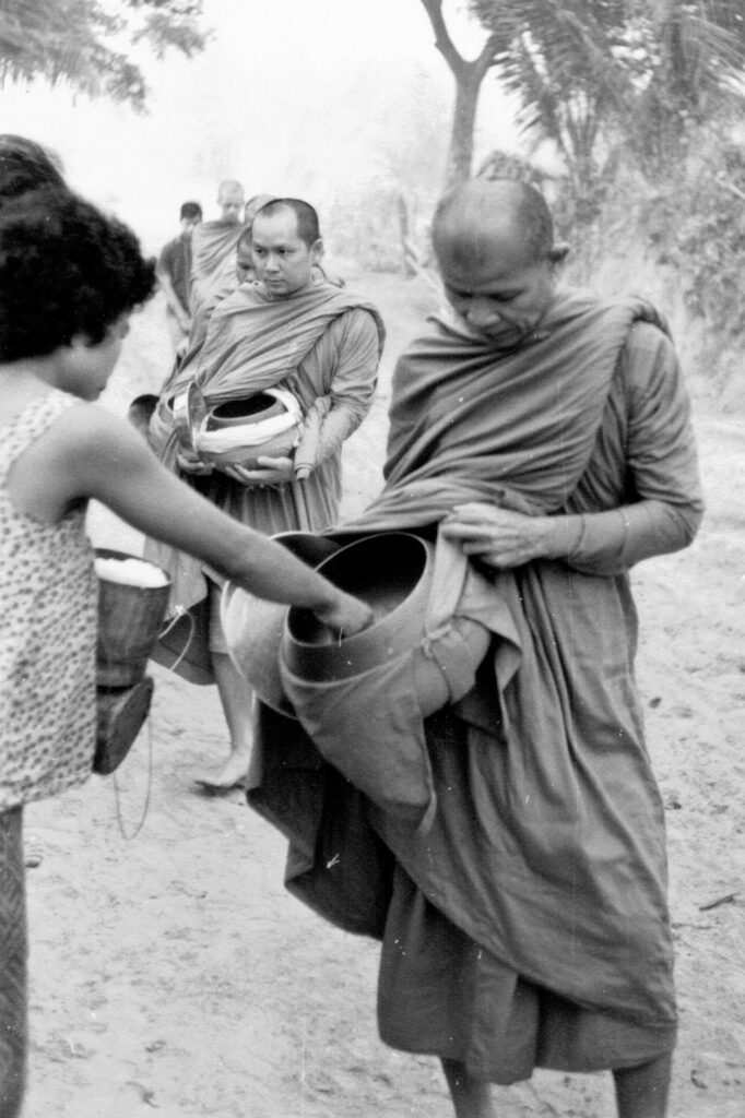 เจ้าพระคุณสมเด็จพระอริยวงศาคตญาณ (อัมพร อมฺพโร)
สมเด็จพระสังฆราช สกลมหาสังฆปรินายก
ขณะยังเป็นพระมหาอัมพร อมฺพโร ออกบิณฑบาต
ติดตามพระธรรมวิสุทธิมงคล (บัว ญาณสมฺปนฺโน)
ที่วัดป่าบ้านตาด จังหวัดอุดรธานี เมื่อพุทธศักราช ๒๕๐๘